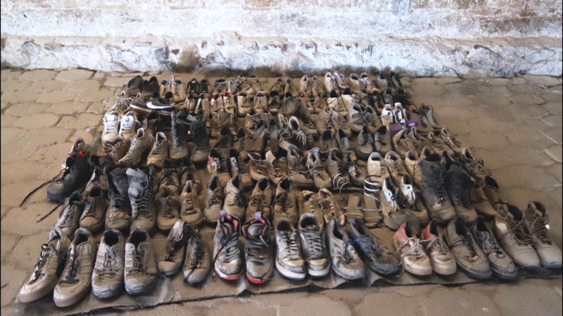 Мексиканские активисты нашли массовое захоронение людей на ранчо в Халиско Мексиканские активисты нашли массовое захоронение людей на ранчо в Халиско