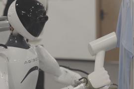 Китайские инженеры «учат» роботов-гуманоидов отпаривать одежду и делать бутерброды