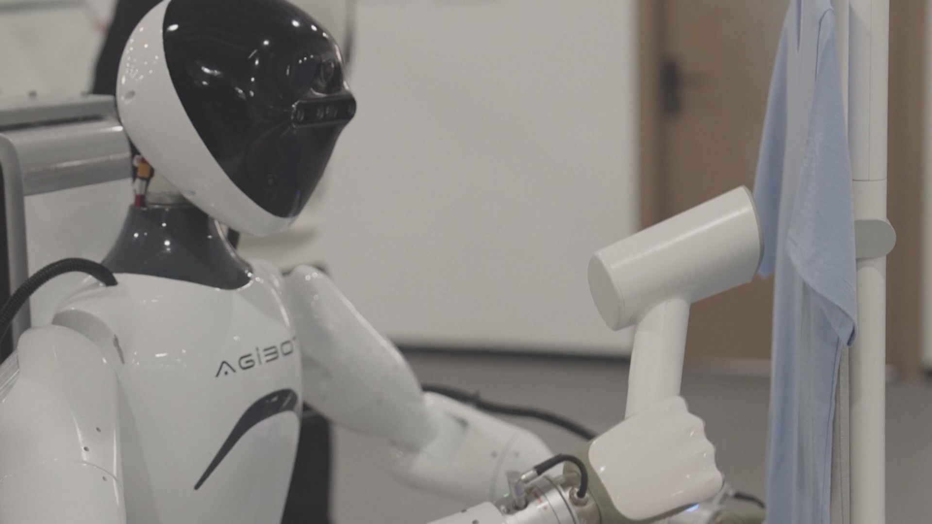 Китайские инженеры «учат» роботов-гуманоидов отпаривать одежду и делать бутерброды