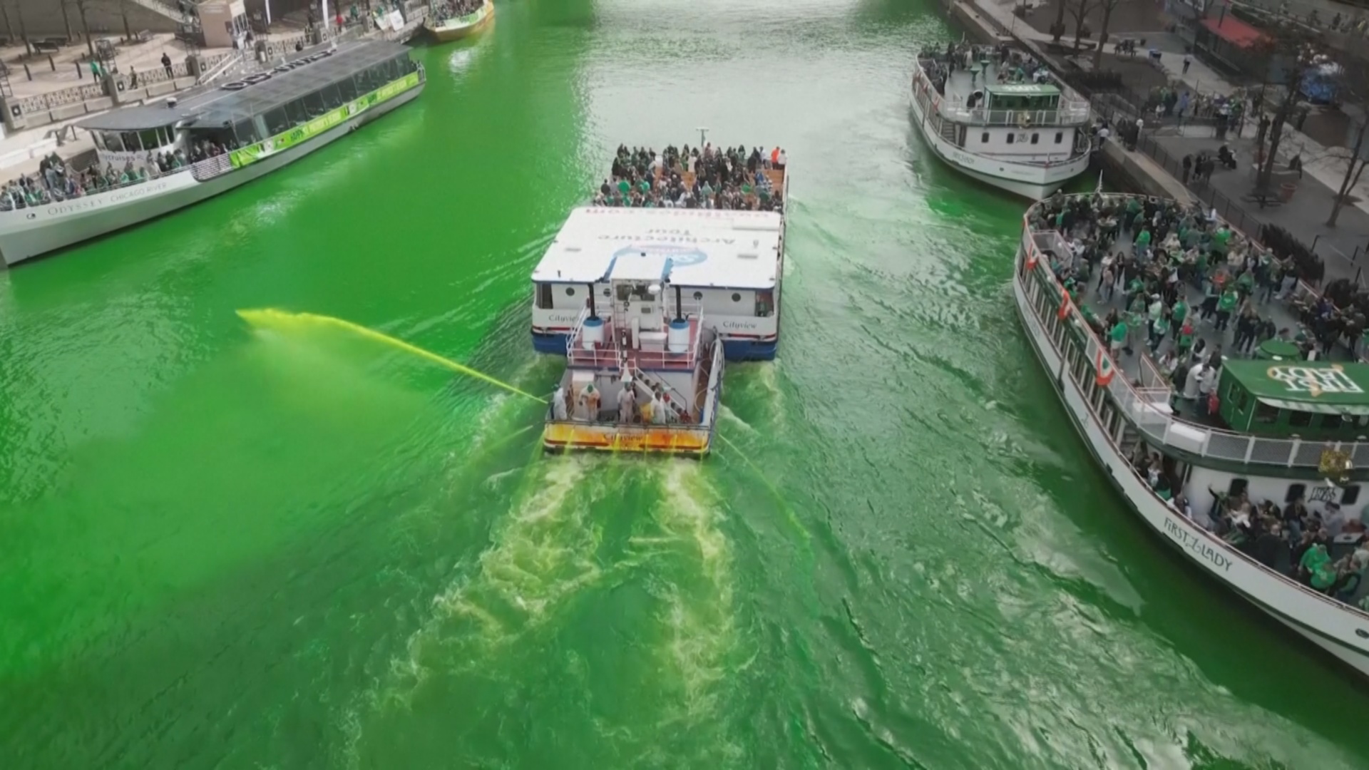 День святого Патрика: реку в Чикаго покрасили в зелёный День святого Патрика: реку в Чикаго покрасили в зелёный