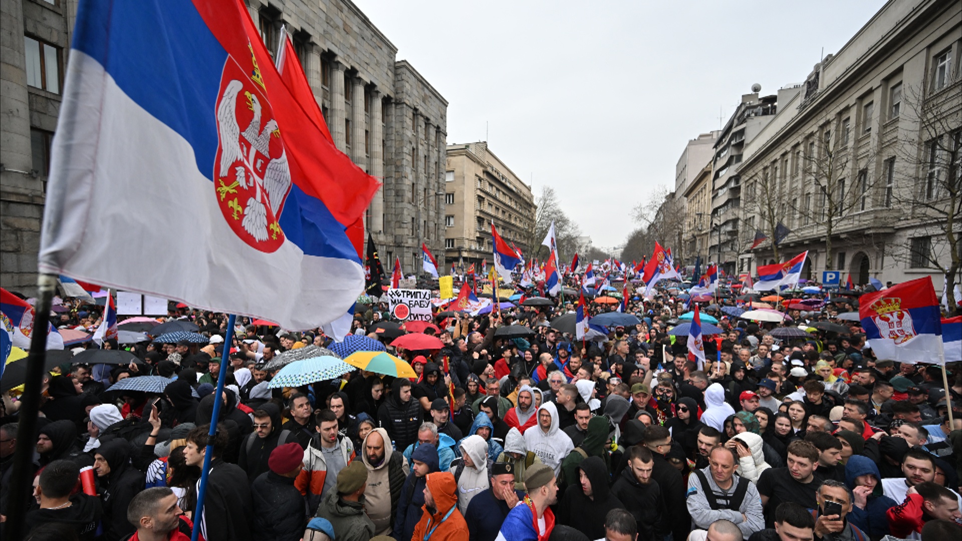 Более 100 000 человек в Белграде вышли на протесты