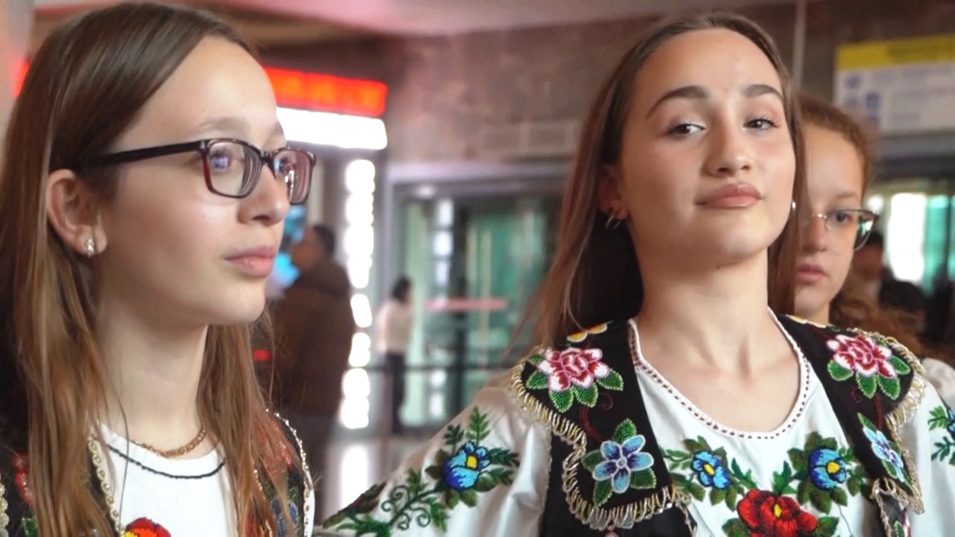 В аэропорту Тираны пассажиров развлекли народными танцами В аэропорту Тираны пассажиров развлекли народными танцами