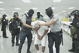 Белый дом обещает продолжить депортации мигрантов, несмотря на решение суда