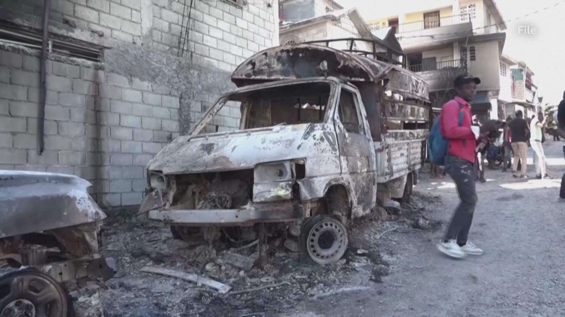 Гаитяне строят баррикады в столице и призывают защитить их от банд Гаитяне строят баррикады в столице и призывают защитить их от банд