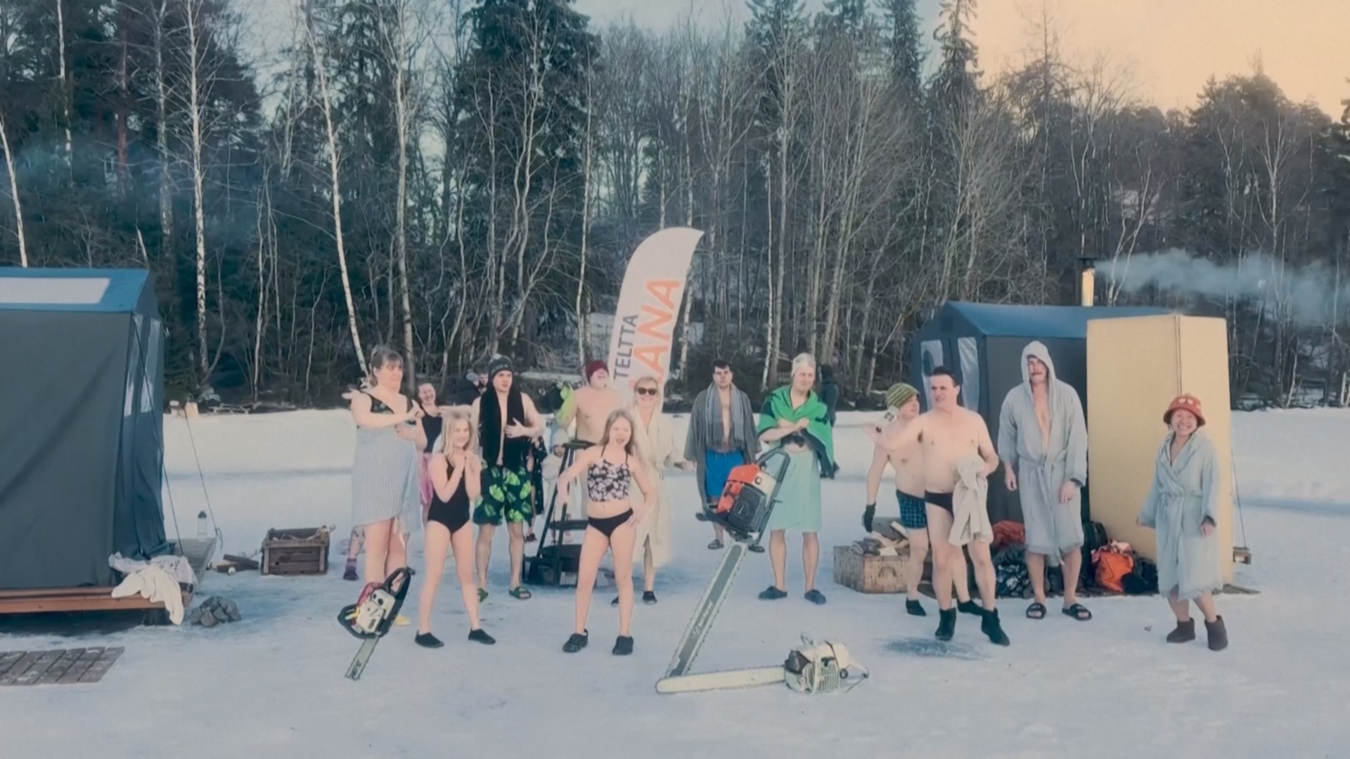 Финны погрелись в сауне, кружась на ледяной карусели