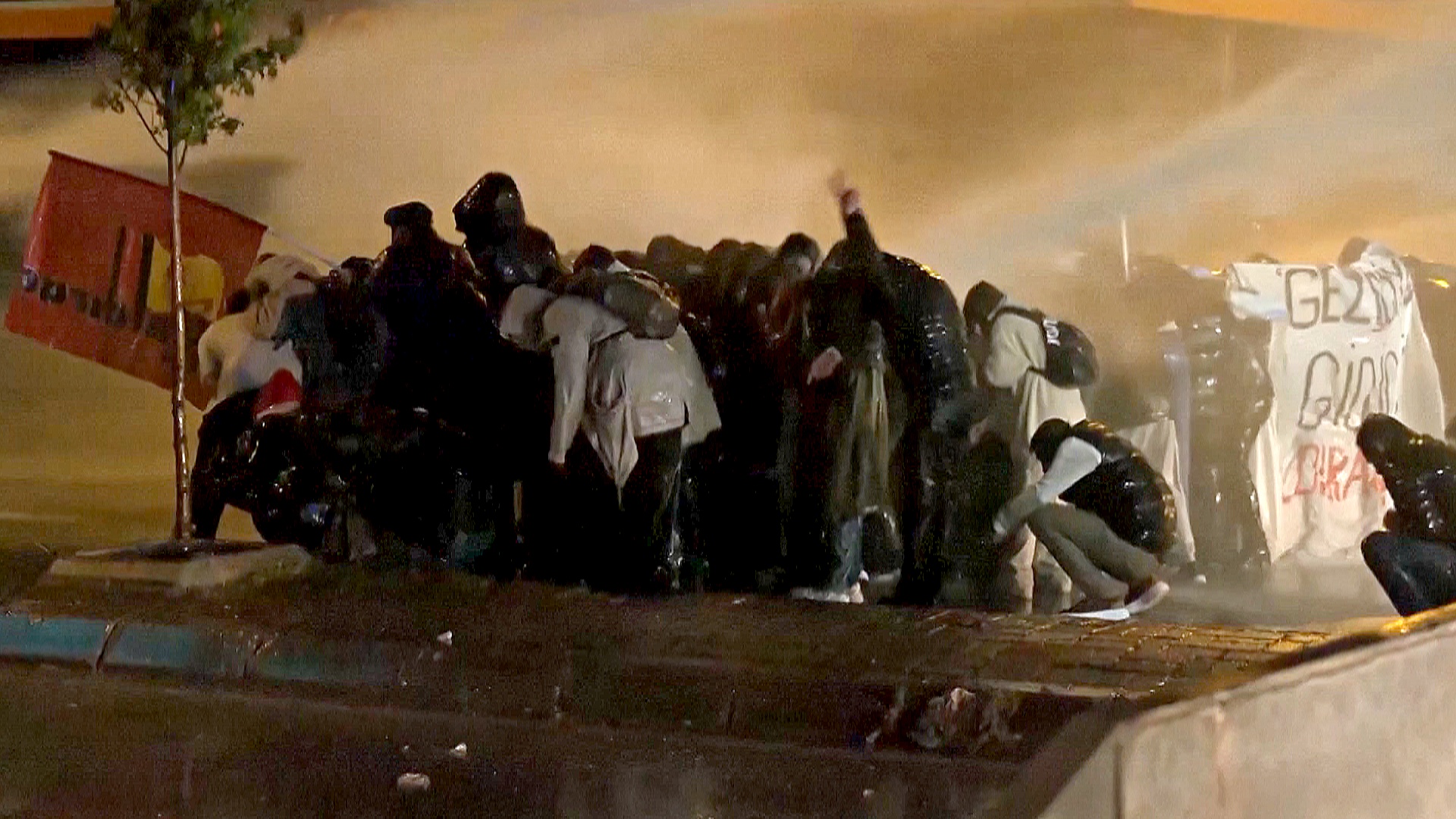 Турецкая полиция применила водомёты и слезоточивый газ для разгона протестующих Турецкая полиция применила водомёты и слезоточивый газ для разгона протестующих