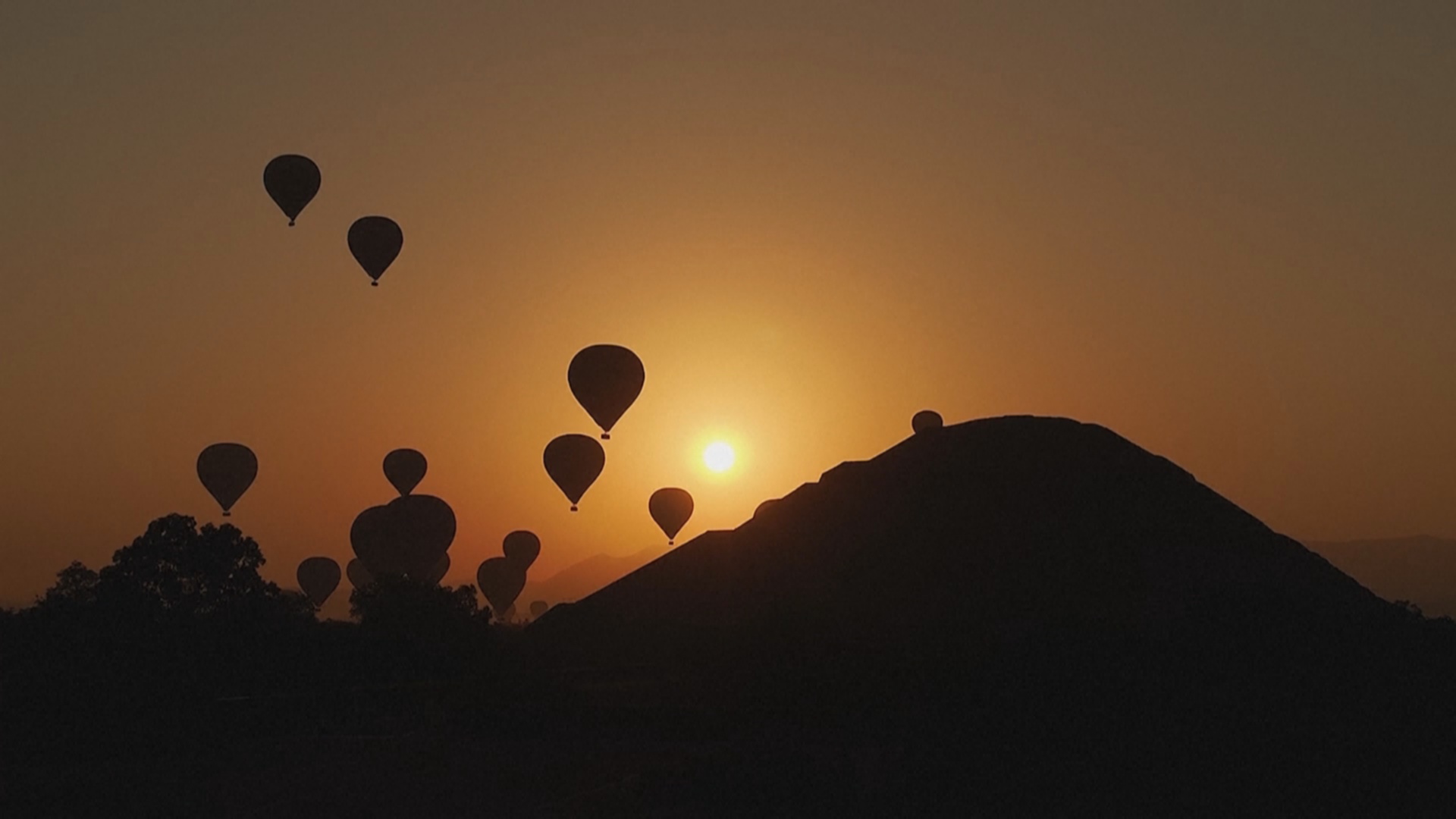 Восход солнца в день весеннего равноденствия встретили в Теотиуакане в Мексике Восход солнца в день весеннего равноденствия встретили в Теотиуакане в Мексике
