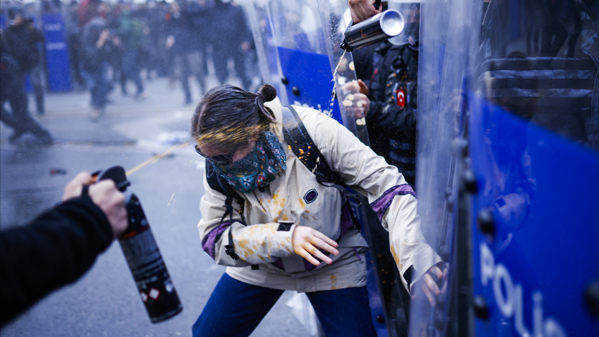 Полиция Турции применяет против протестующих водомёты и перцовый спрей Полиция Турции применяет против протестующих водомёты и перцовый спрей