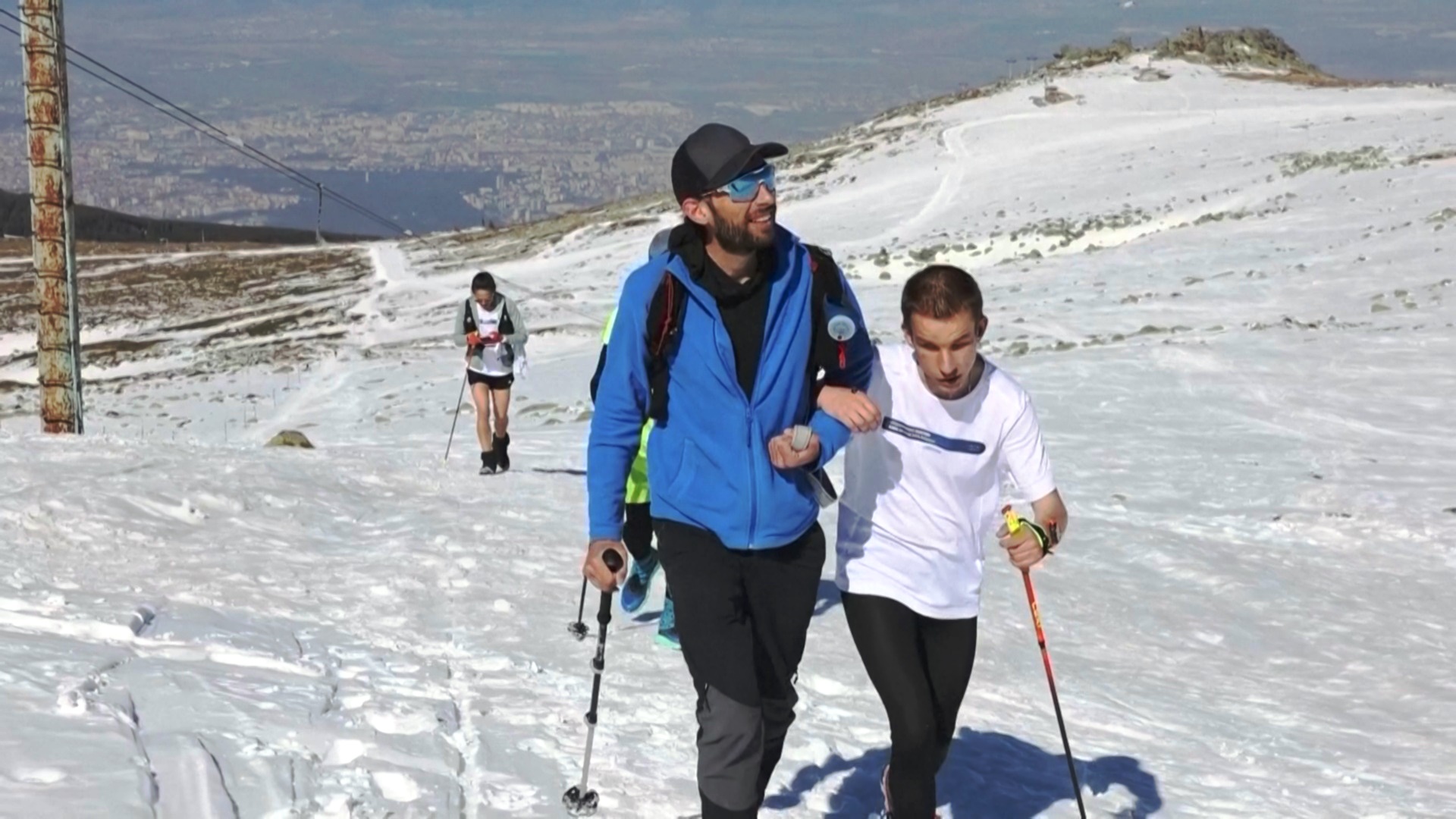 Слепой болгарский бегун поднялся в гору 19 раз, чтобы достичь высоты Эвереста Слепой болгарский бегун поднялся в гору 19 раз, чтобы достичь высоты Эвереста
