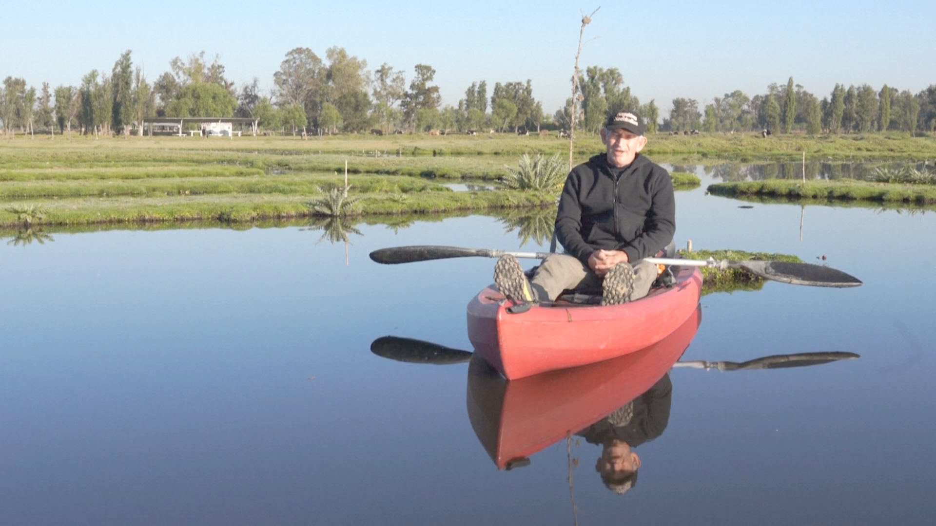 Мексиканец полжизни очищает от мусора древние каналы Сочимилько Мексиканец полжизни очищает от мусора древние каналы Сочимилько