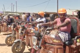 Женщины в Зимбабве садятся на грузовые электротрициклы, чтобы заработать на жизнь