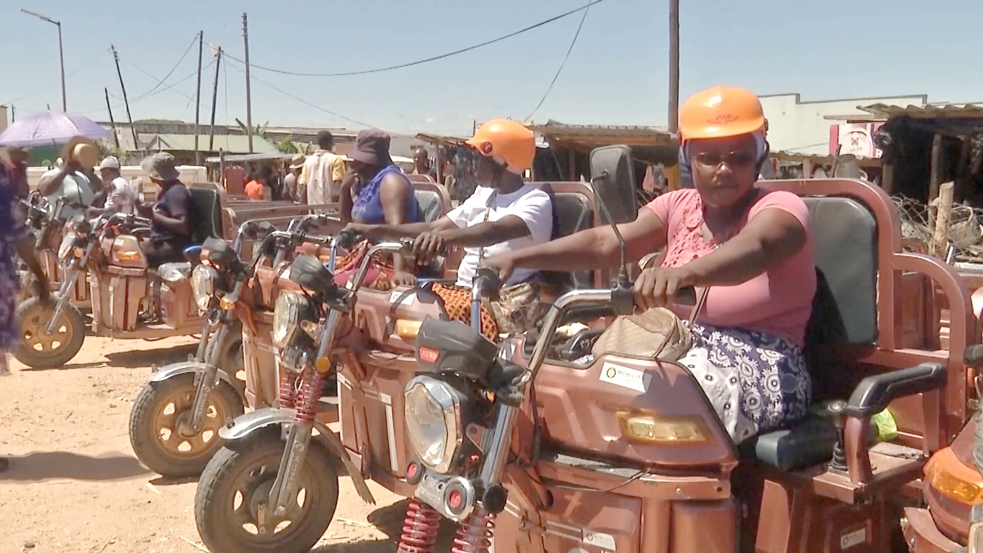Женщины в Зимбабве садятся на грузовые электротрициклы, чтобы заработать на жизнь Женщины в Зимбабве садятся на грузовые электротрициклы, чтобы заработать на жизнь