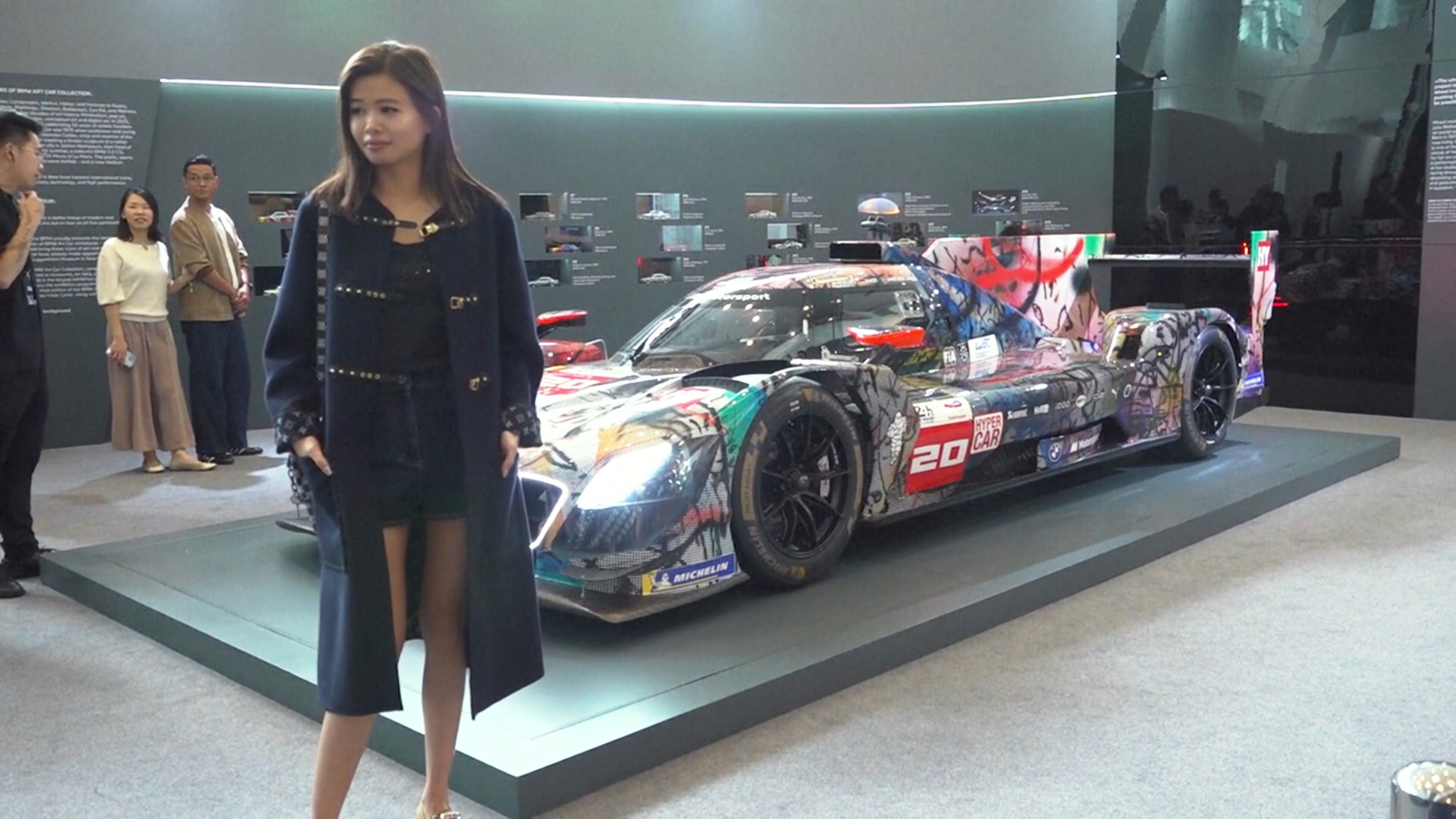 Разрисованный болид BMW показали на выставке «Арт-Базель» в Гонконге Разрисованный болид BMW показали на выставке «Арт-Базель» в Гонконге