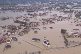 Сильные наводнения в Боснии: людей эвакуируют