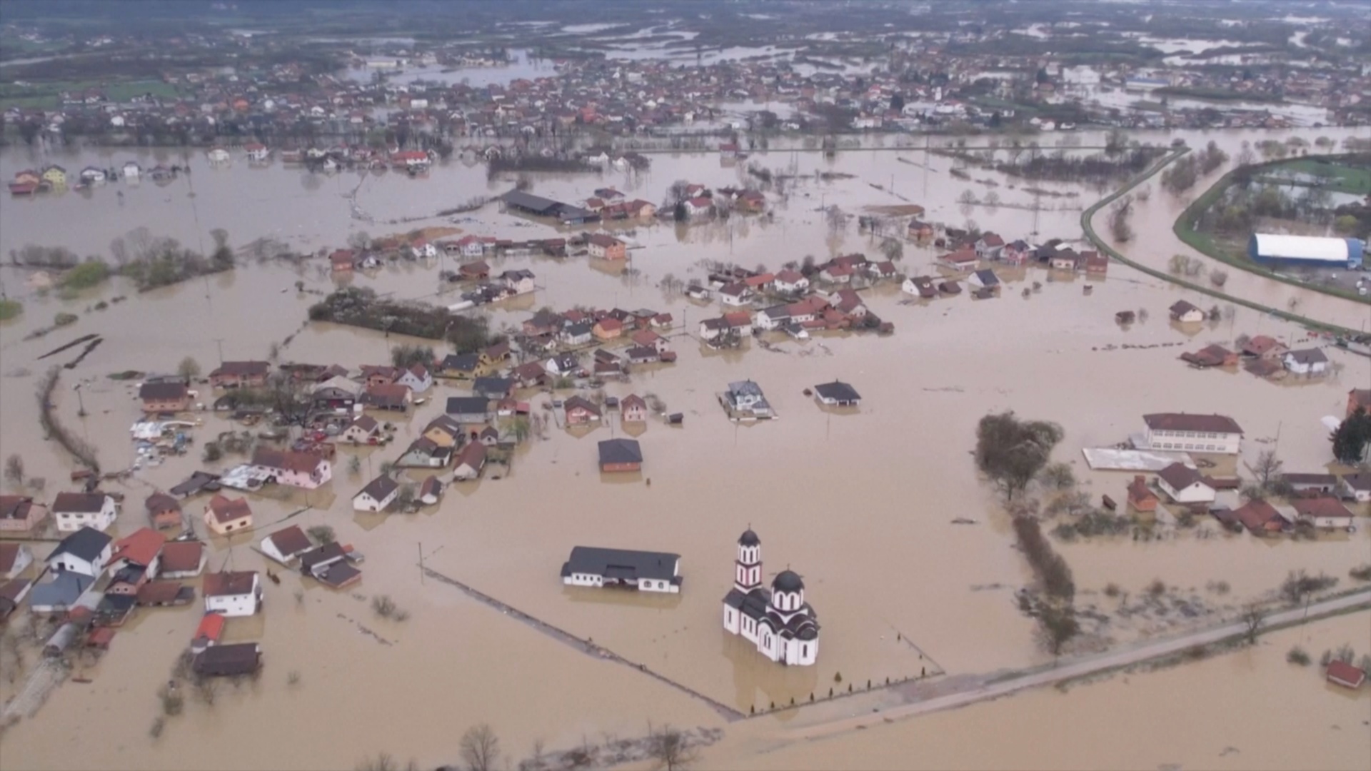 Сильные наводнения в Боснии: людей эвакуируют