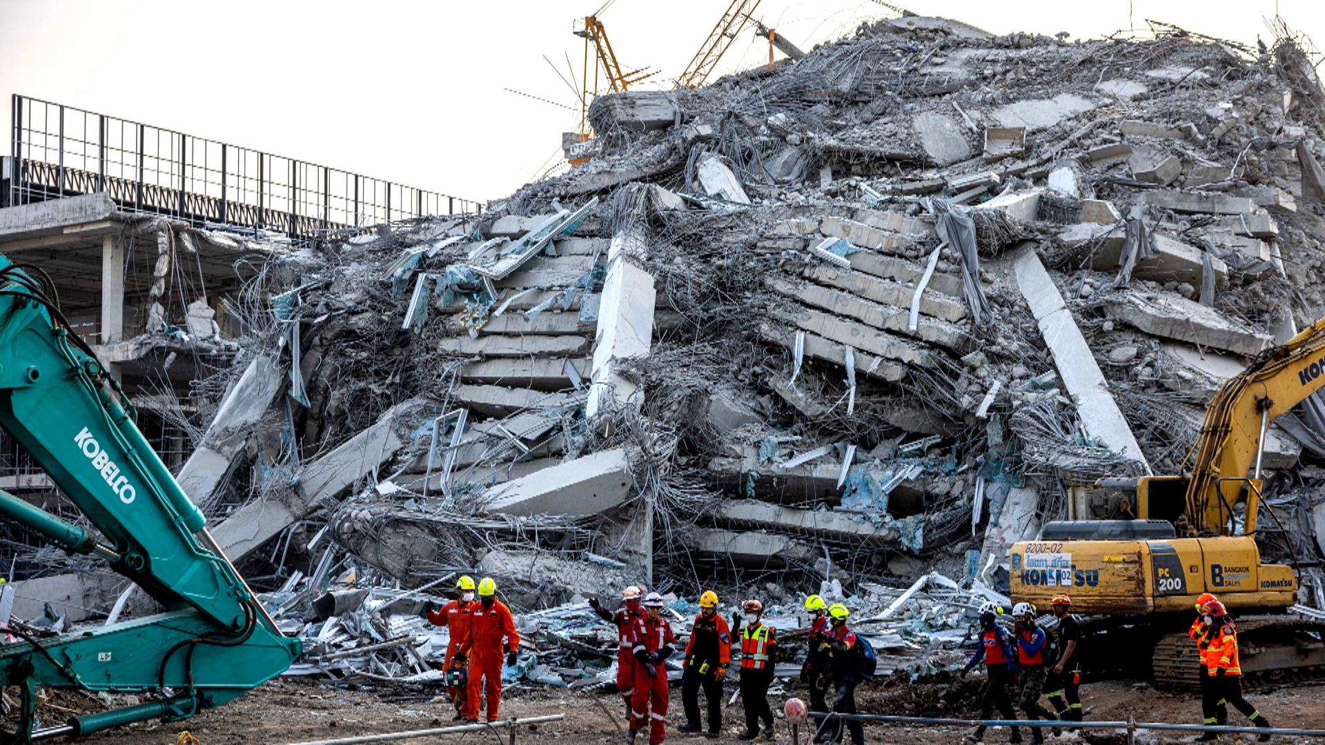 Число жертв землетрясения в Мьянме превысило 1700 человек Число жертв землетрясения в Мьянме превысило 1700 человек
