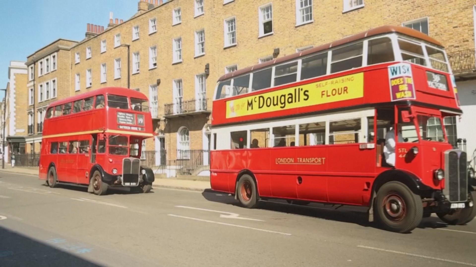 35 винтажных лондонских даблдекеров целый день возили пассажиров по британской столице 35 винтажных лондонских даблдекеров целый день возили пассажиров по британской столице