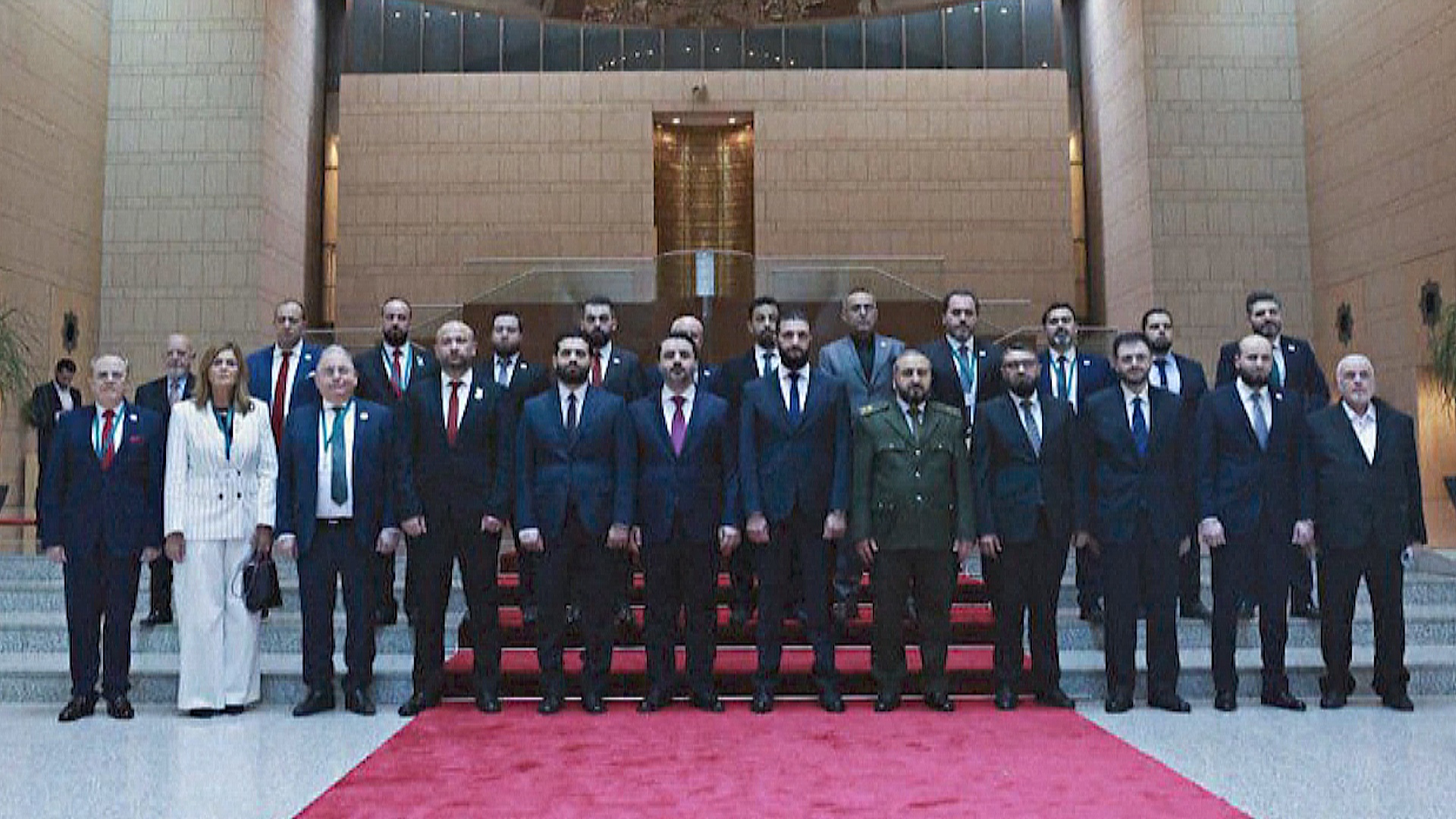 Одна женщина вошла в новое правительство Сирии Одна женщина вошла в новое правительство Сирии