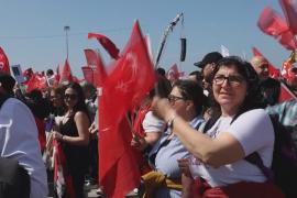 Сотни тысяч турок снова вышли с протестом против задержания мэра Стамбула