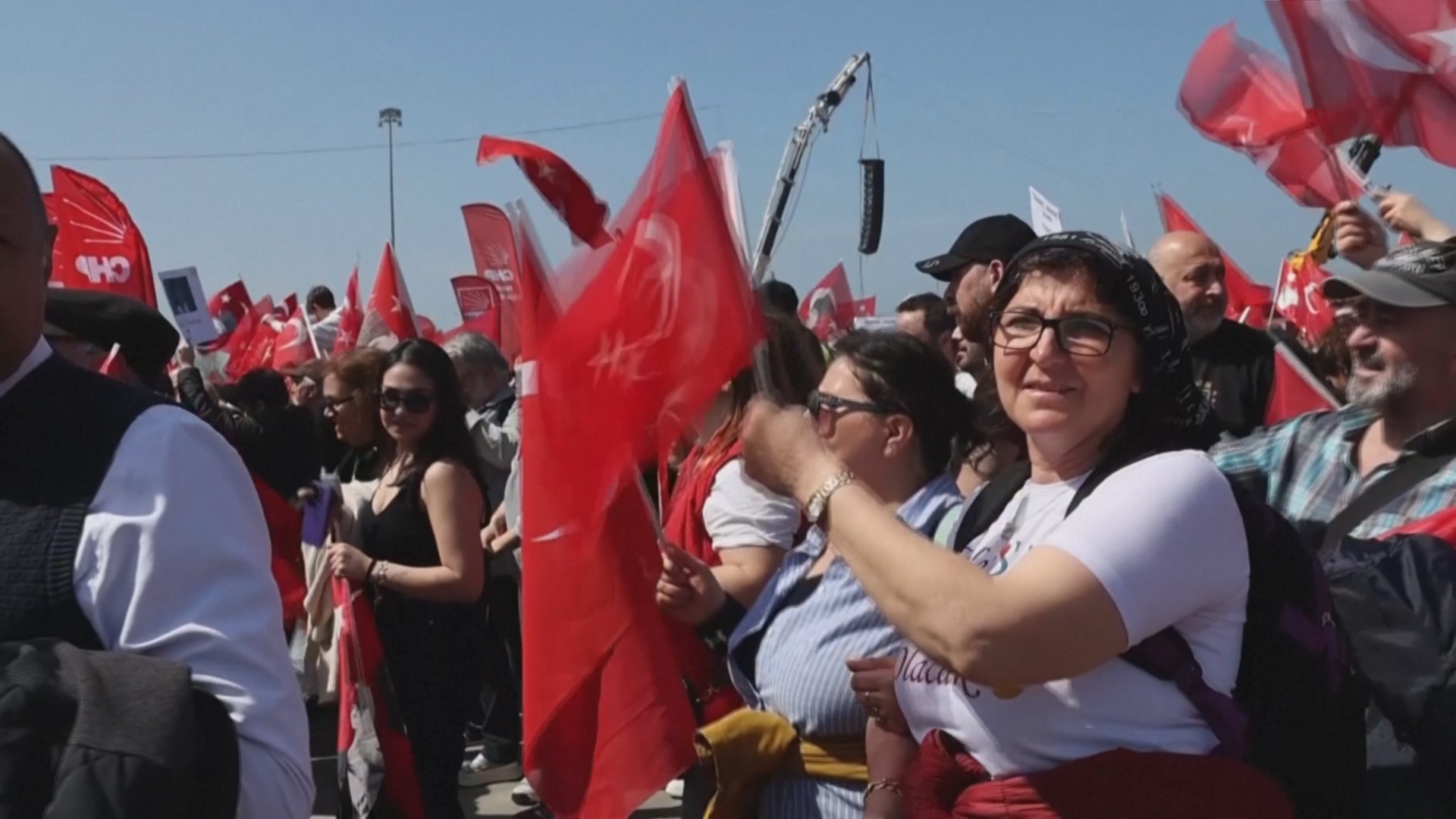 Сотни тысяч турок снова вышли с протестом против задержания мэра Стамбула Сотни тысяч турок снова вышли с протестом против задержания мэра Стамбула