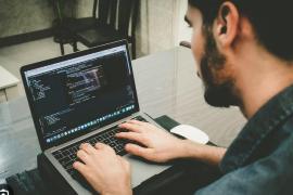 Вечный спор: кто зарабатывает больше — программист или врач?