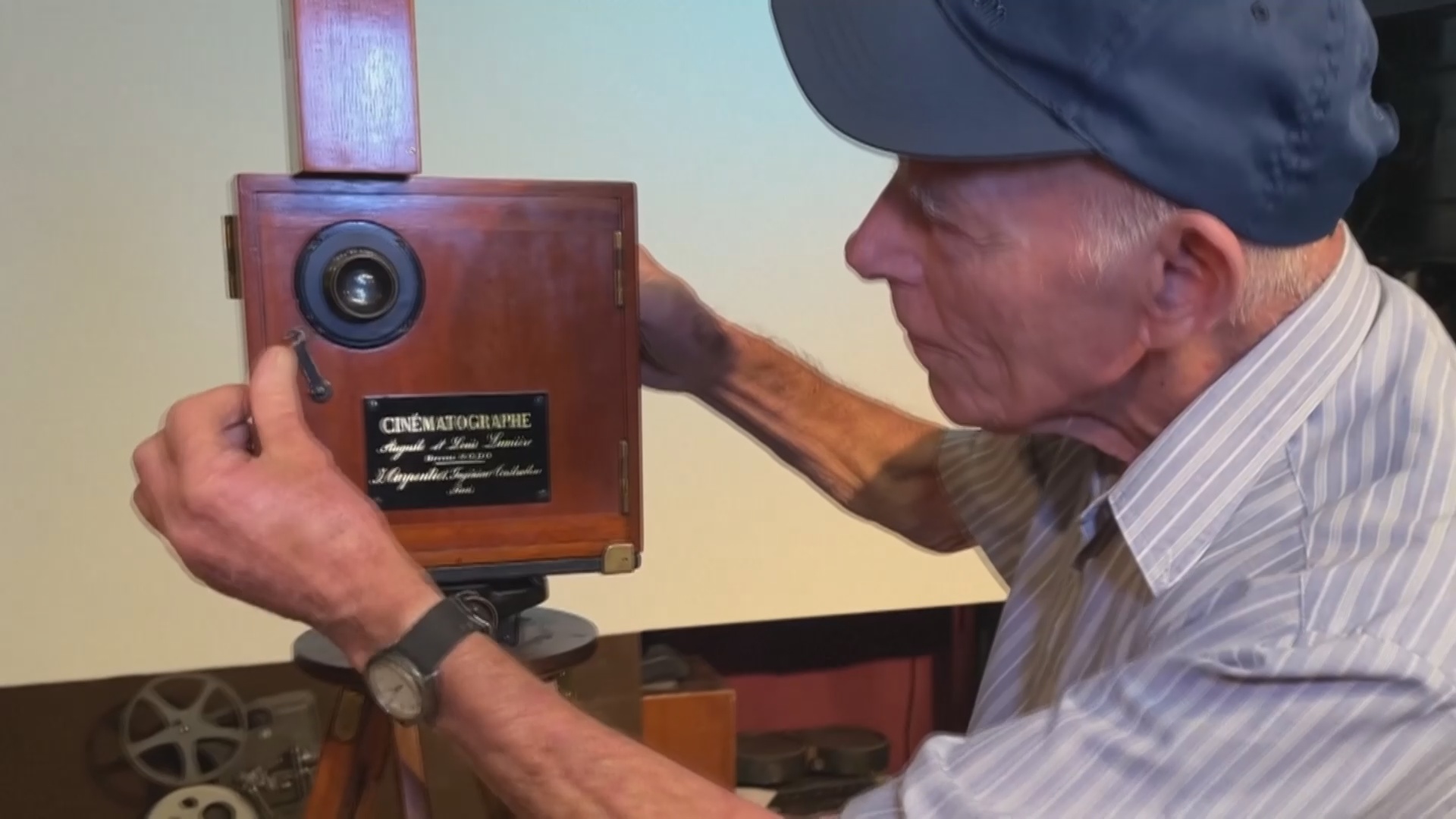 94-летний австралиец ищет нового владельца для уникальной коллекции кинокамер