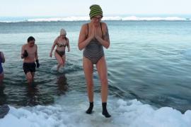 Группа смельчаков окунулась в воду у берегов холодной Гренландии