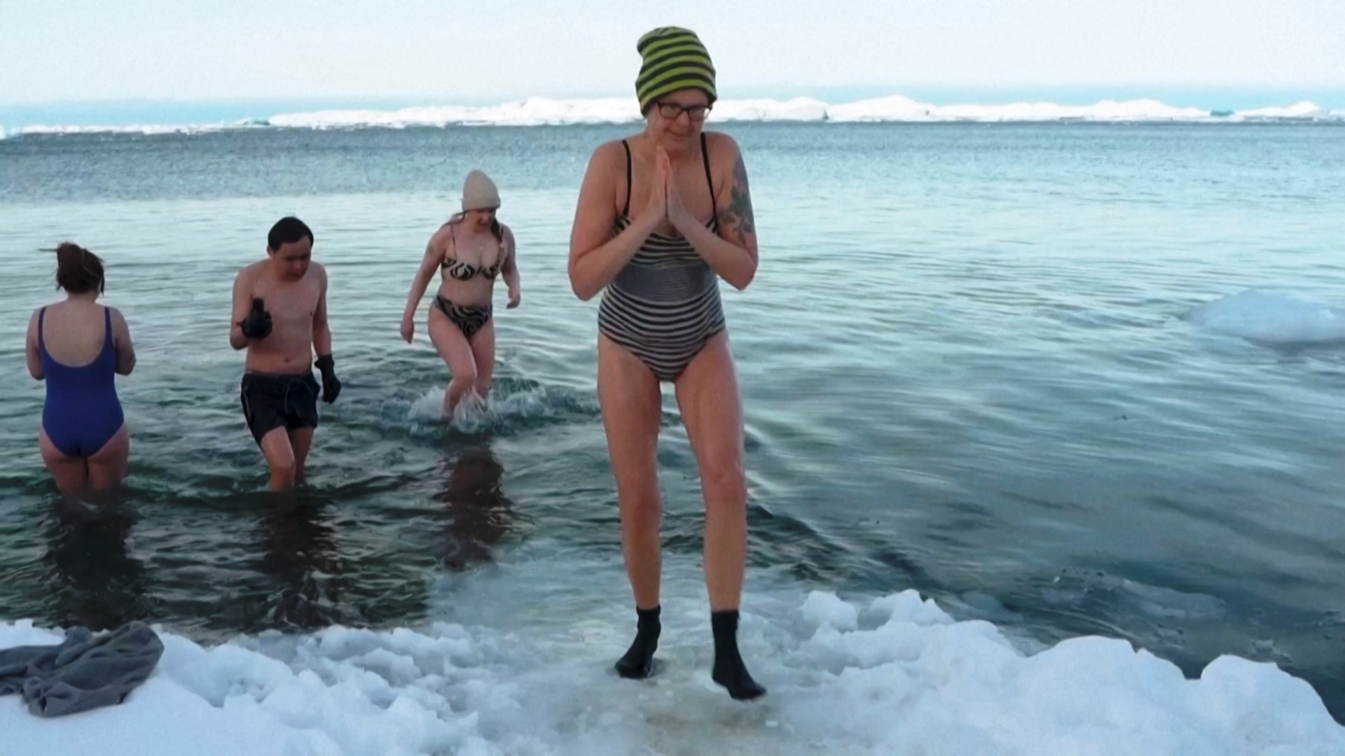 Группа смельчаков окунулась в воду у берегов холодной Гренландии Группа смельчаков окунулась в воду у берегов холодной Гренландии