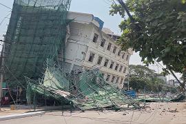 Разрушенные храмы и здания: в Мандалае разбирают завалы после землетрясения