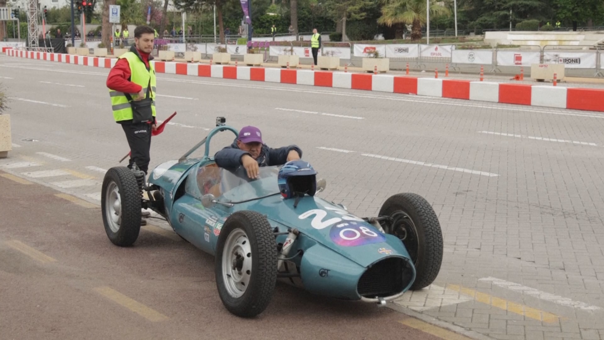 Гонки на ретроавтомобилях устроили в столице Албании Гонки на ретроавтомобилях устроили в столице Албании