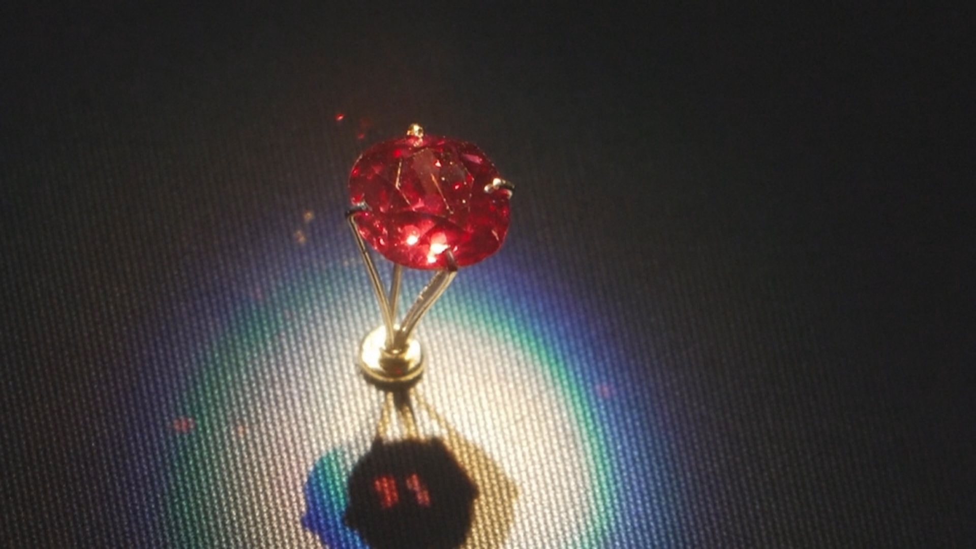 Редкий красный бриллиант представили в Национальном музее естественной истории в Вашингтоне Редкий красный бриллиант представили в Национальном музее естественной истории в Вашингтоне