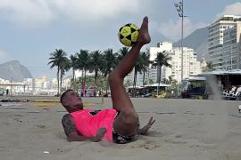 Бразилец играет в пляжный футбол с ампутированной ногой