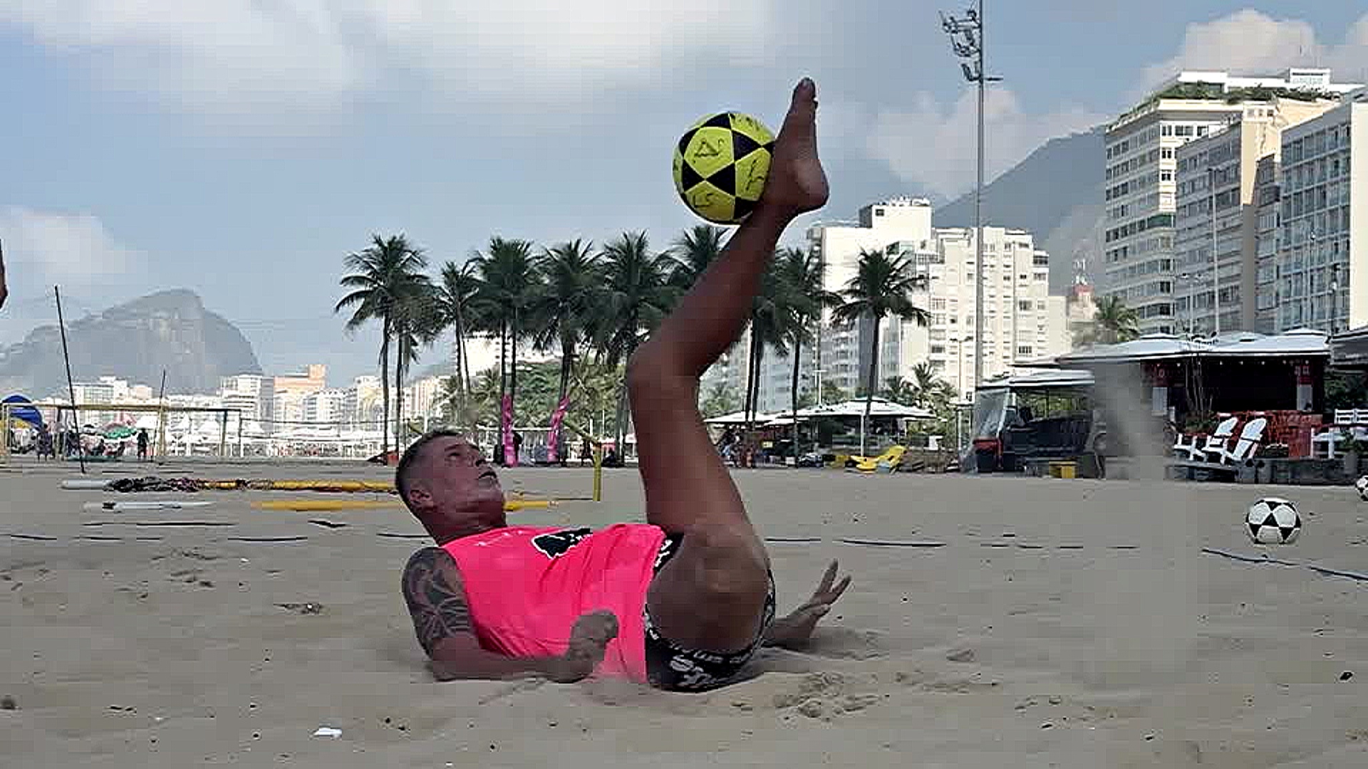 Бразилец играет в пляжный футбол с ампутированной ногой Бразилец играет в пляжный футбол с ампутированной ногой