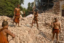 Спасатели в Мьянме извлекли из-под обломков монастыря тела 30 монахов