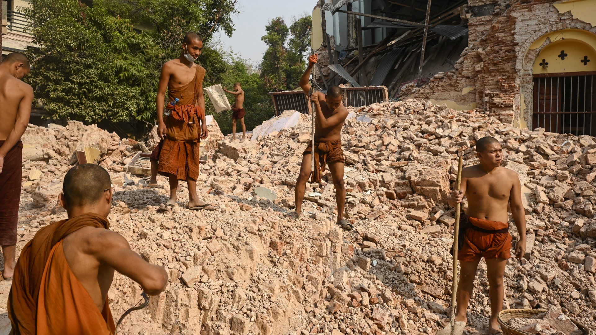 Спасатели в Мьянме извлекли из-под обломков монастыря тела 30 монахов