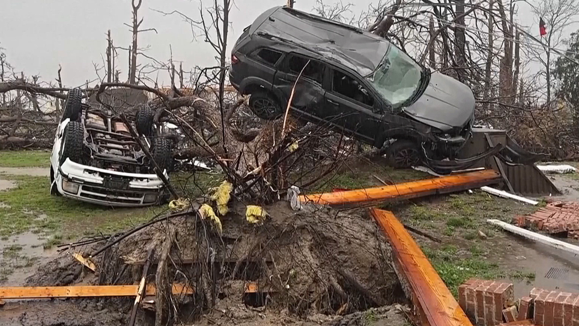 Семь человек погибли в США из-за торнадо и штормов Семь человек погибли в США из-за торнадо и штормов