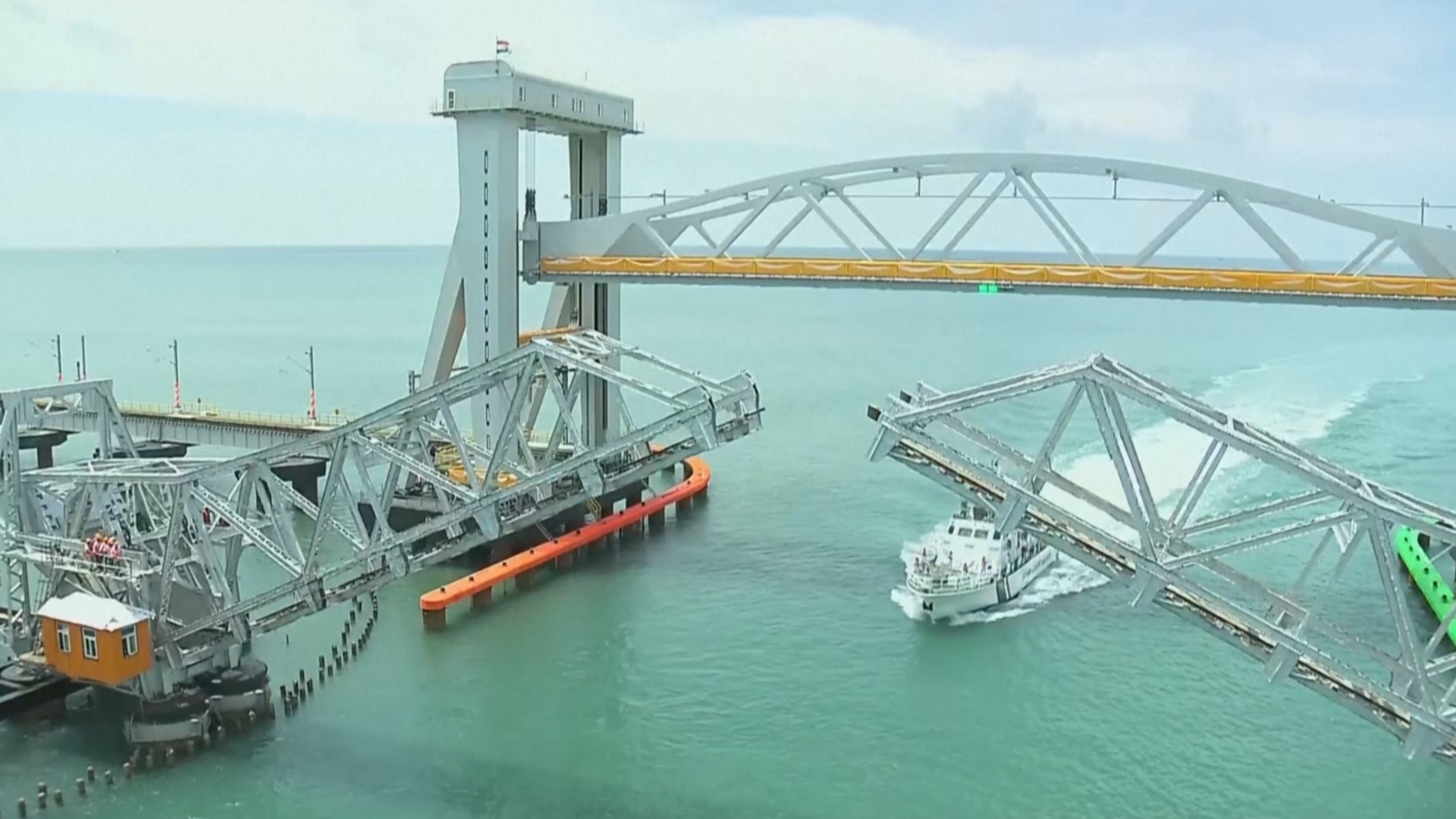 В Индии открылся первый в стране вертикально-подъёмный железнодорожный морской мост В Индии открылся первый в стране вертикально-подъёмный железнодорожный морской мост