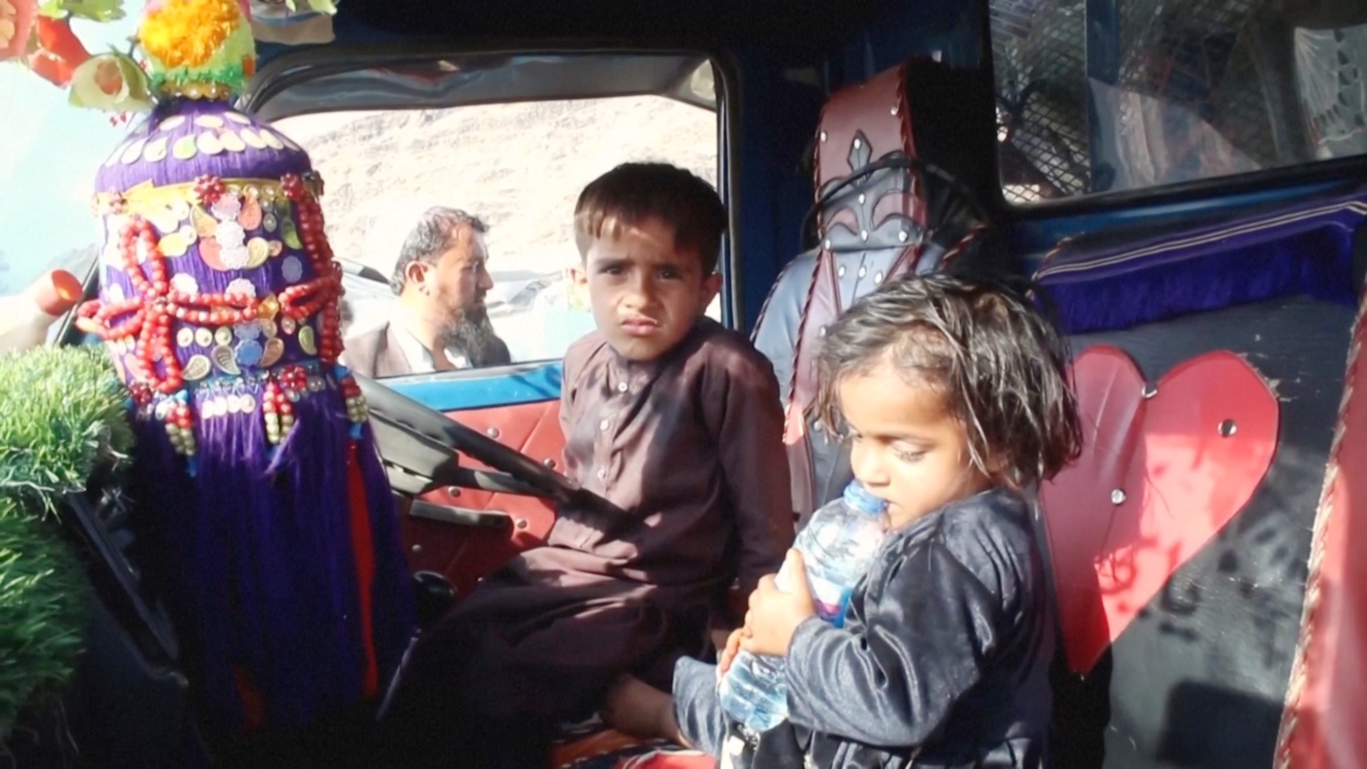 Пакистан продолжает выдворять афганских беженцев и мигрантов в Афганистан