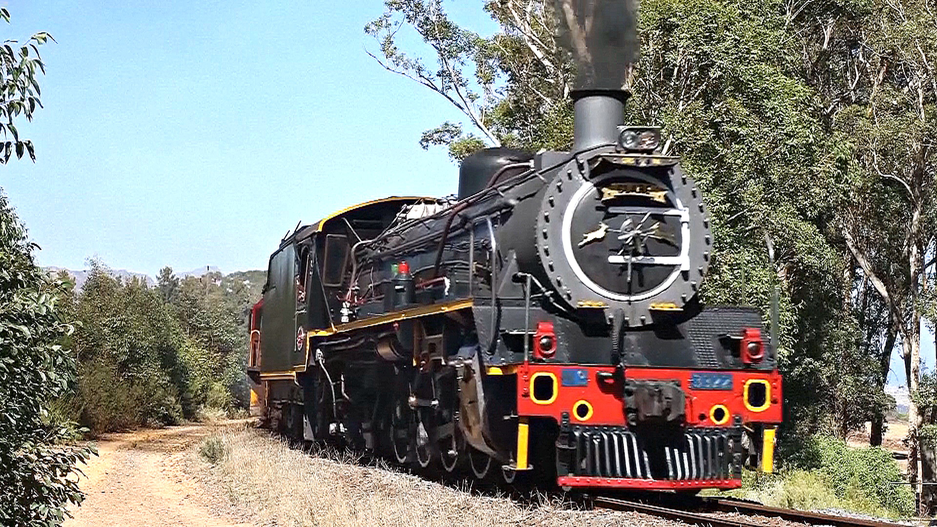 Прокатиться по холмам ЮАР можно на старинных паровозах