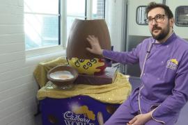 Гигантское пасхальное яйцо из шоколада сделали в «Мире Кэдбери» в Бирмингеме