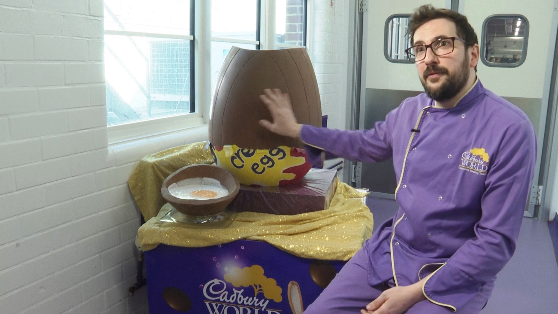 Гигантское пасхальное яйцо из шоколада сделали в «Мире Кэдбери» в Бирмингеме Гигантское пасхальное яйцо из шоколада сделали в «Мире Кэдбери» в Бирмингеме