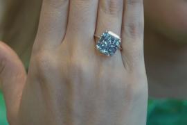 Редкий ярко-голубой бриллиант дебютирует на выставке в Абу-Даби