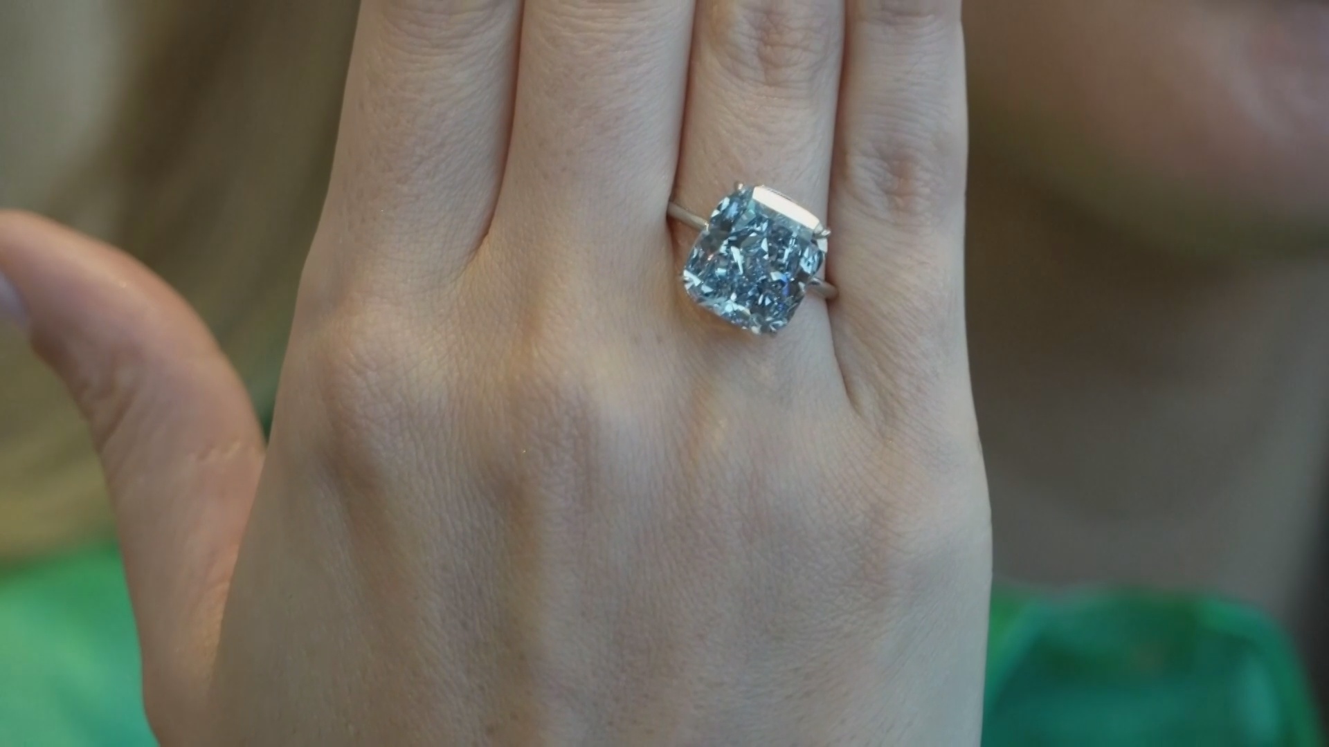 Редкий ярко-голубой бриллиант дебютирует на выставке в Абу-Даби