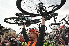 Сербские студенты прибыли в Вену в рамках антиправительственного велотура длиной 1300 км