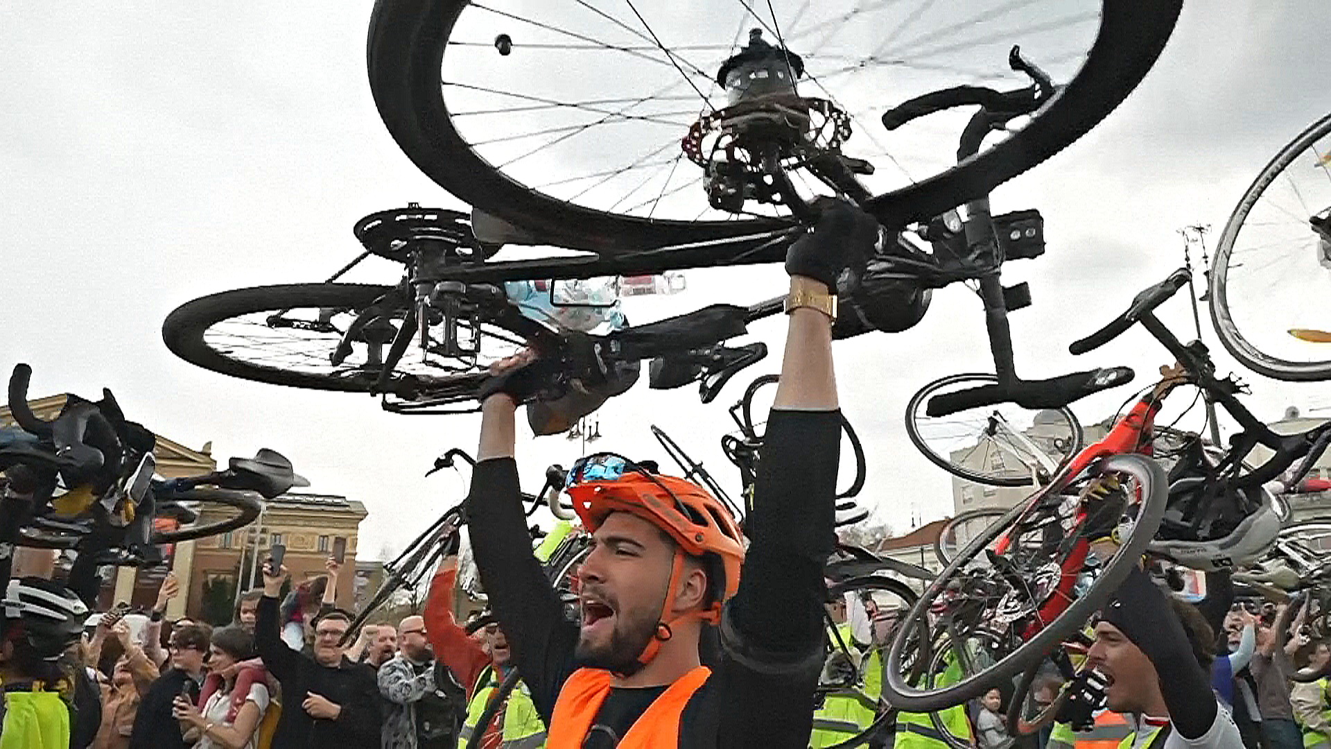 Сербские студенты прибыли в Вену в рамках антиправительственного велотура длиной 1300 км