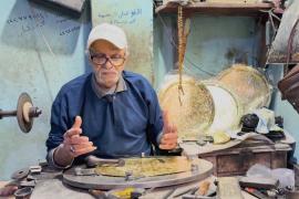 Египетский гравировщик по металлу сожалеет об умирающем ремесле