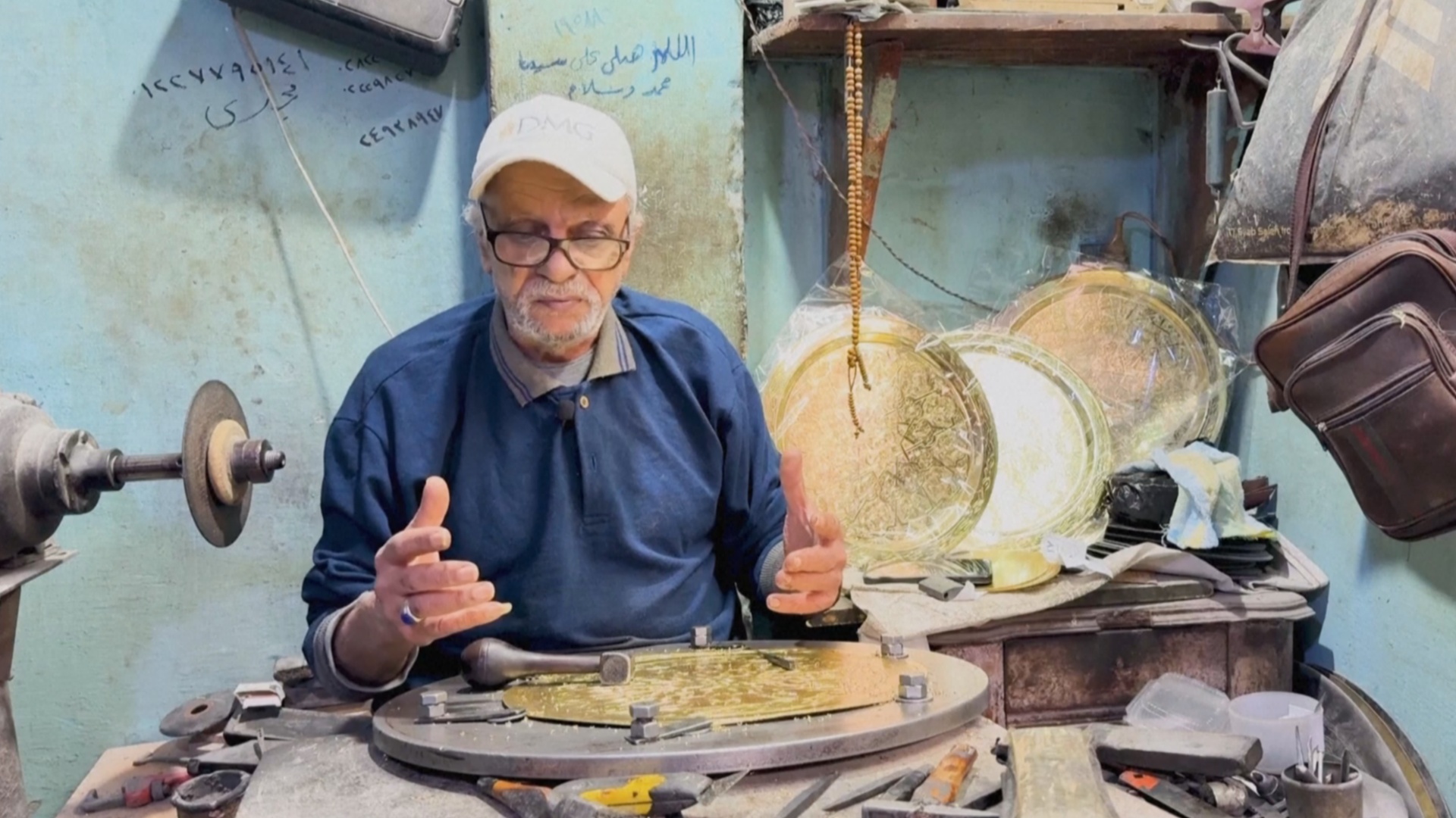 Египетский гравировщик по металлу сожалеет об умирающем ремесле Египетский гравировщик по металлу сожалеет об умирающем ремесле