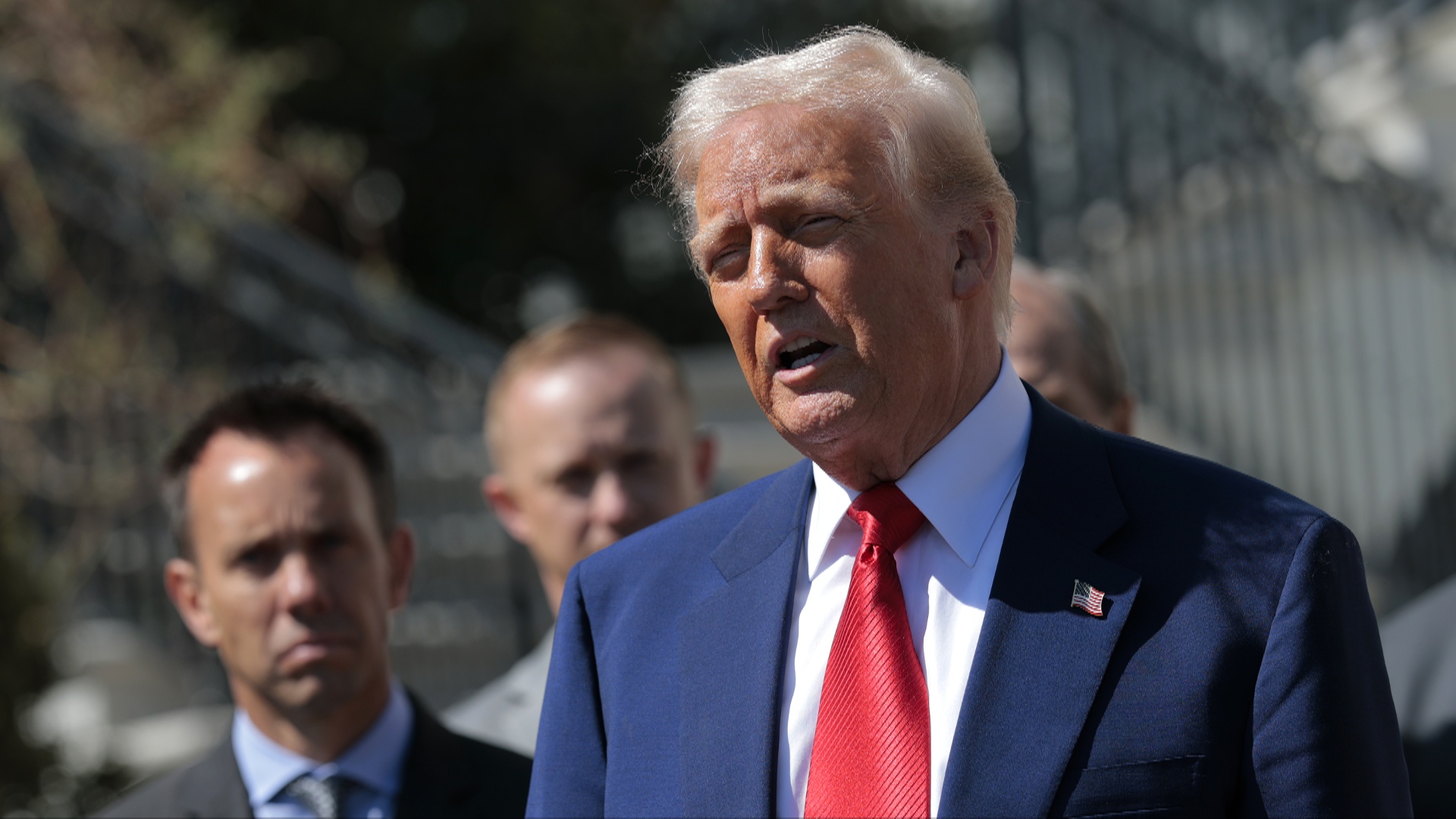 Дональд Трамп заморозил пошлины для большинства стран Дональд Трамп заморозил пошлины для большинства стран