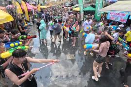 Водная битва: в Бангкоке празднуют тайский Новый год