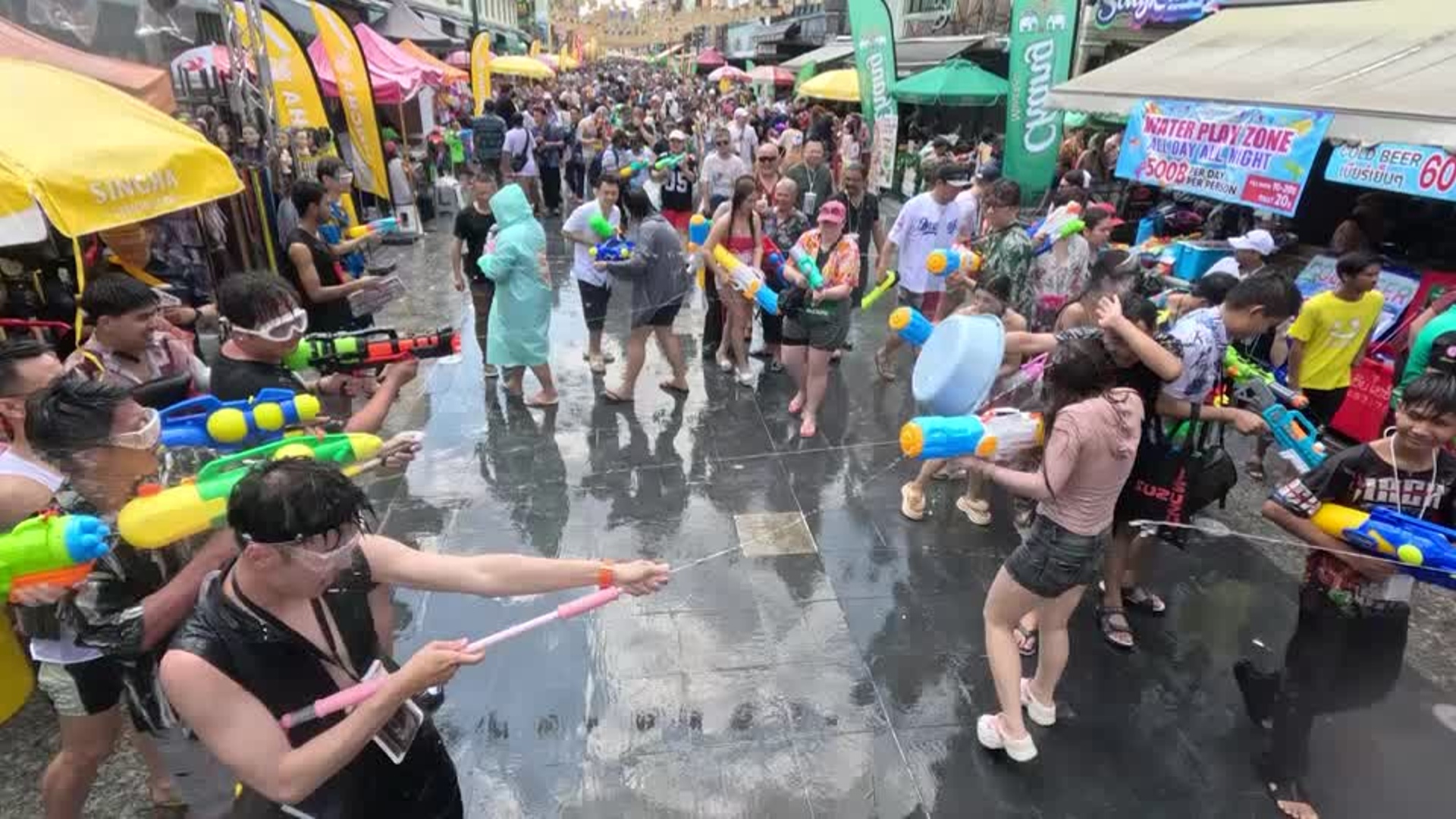 Водная битва: в Бангкоке празднуют тайский Новый год Водная битва: в Бангкоке празднуют тайский Новый год